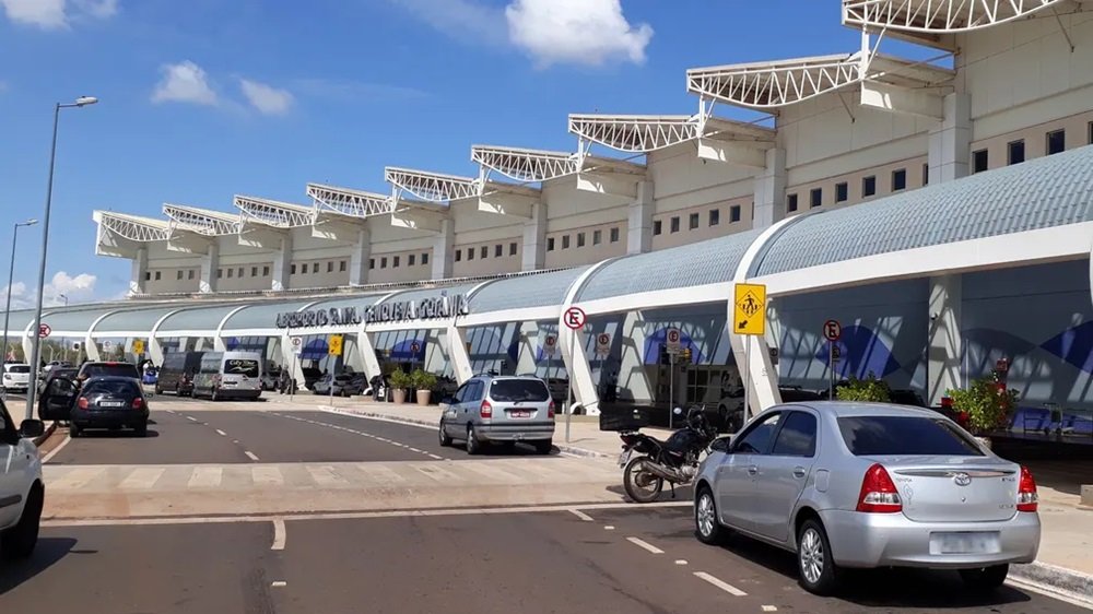 Com quase 4 mil quilômetros quadrados de área ocupada, o aeroporto atende aos requisitos necessários para receber voos regulares e internacionais. É nesse ambiente que o Banco BRB busca proporcionar mais conforto e exclusividade aos seus clientes.