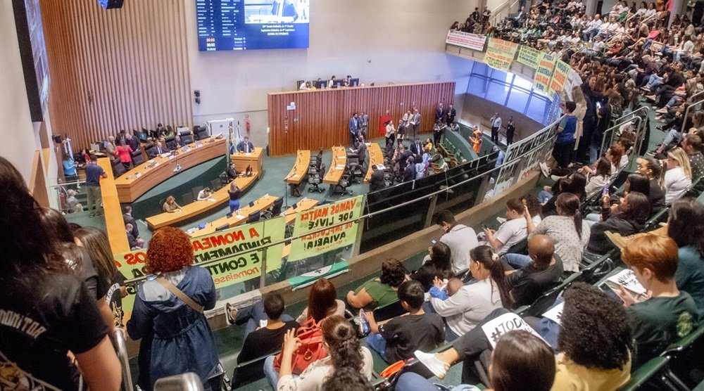 Após uma série de debates na Câmara Legislativa do DF sobre essa questão, o programa surge como uma alternativa para auxiliar os correntistas que comprometeram mais de 40% de sua renda.